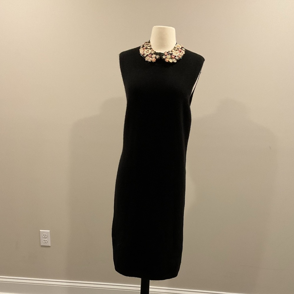 Elegant Black knit Sleeveless Dress with Floral Collar